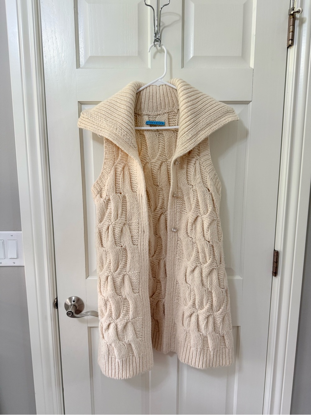 ALICE + OLIVIA | Cream Cable-Knit Sleeveless Sweater Vest with Shawl Collar